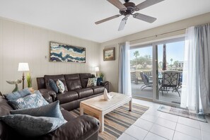 Televisión, reproductor de DVD, libros y videoteca 