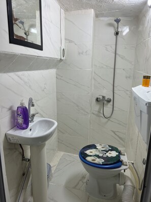 Habitació individual bàsica | Bany | Dutxa, tovalloles, sabó i xampú
