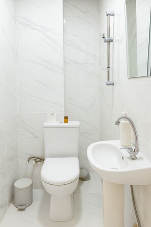 Superior Double or Twin Room, City View | Bathroom | Shower, towels, soap, shampoo