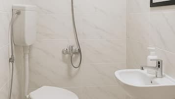 Classic Double Room | Bathroom | Shower, towels, soap, shampoo