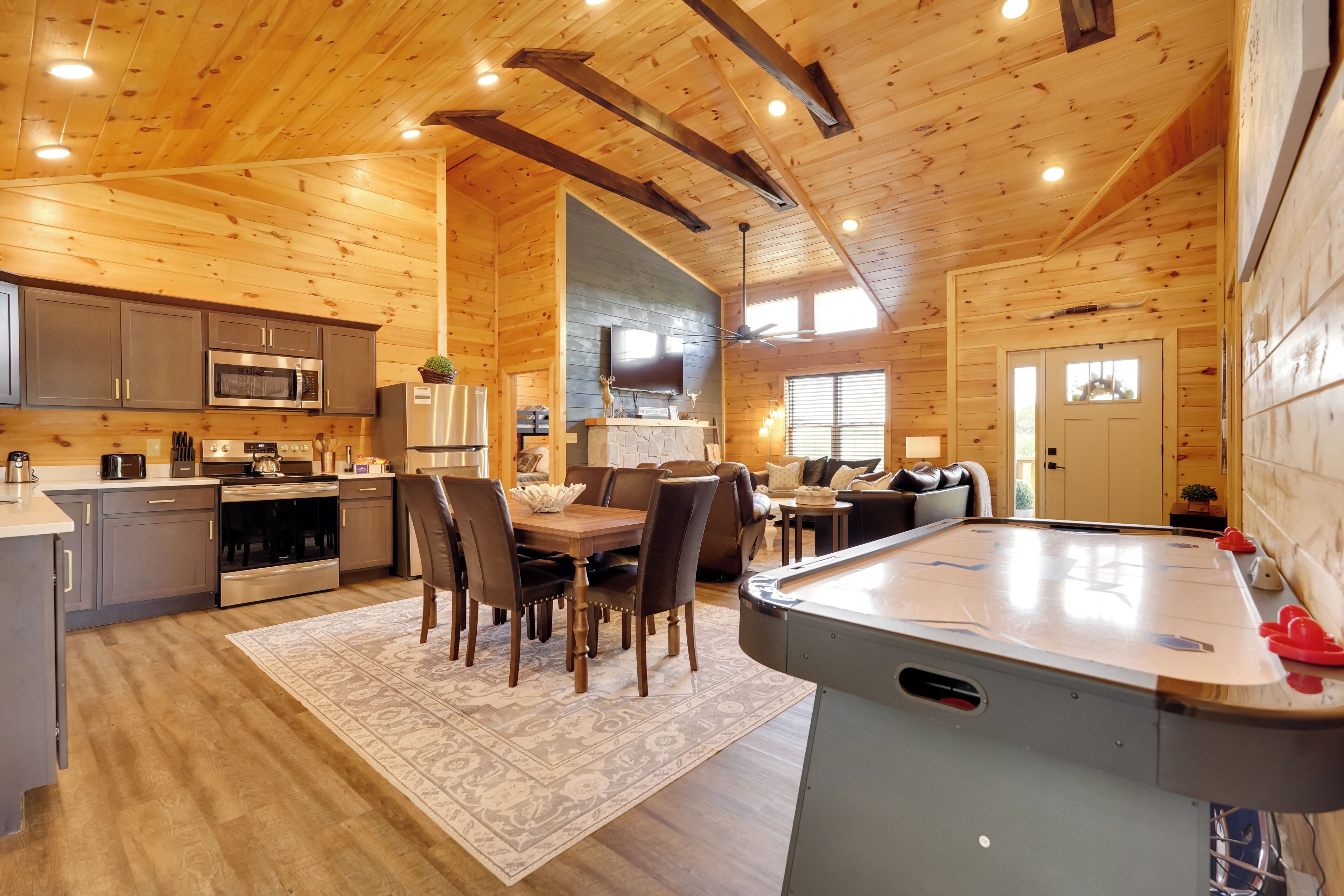 Ein geräumiges Blockhaus mit Küche, Essbereich und Billardtisch.