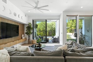 Smart TV - The Lunith Retreat, Luxury Stay w/ Pool & Spa (Austin)