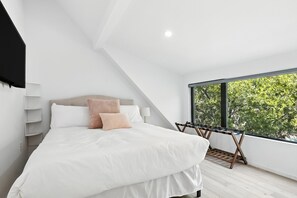 4 bedrooms, desk, Internet - The Lunith Retreat, Luxury Stay w/ Pool & Spa (Austin)