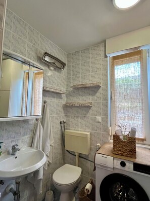 Ducha, secador de pelo, toallas y jabón