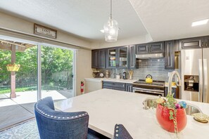 Réfrigérateur, micro-ondes, plaque de cuisson, lave-vaisselle