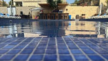 Kolam renang outdoor musiman