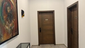 خزنة داخل الغرفة وتجهيزات عازلة للصوت وواي فاي مجانًا