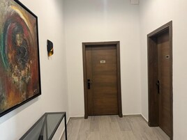 Caja de seguridad en la habitación y sistema de insonorización 
