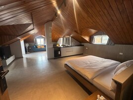 Suite estudio Deluxe, balcón, vistas a la montaña | Caja fuerte, sistema de insonorización, wifi gratis