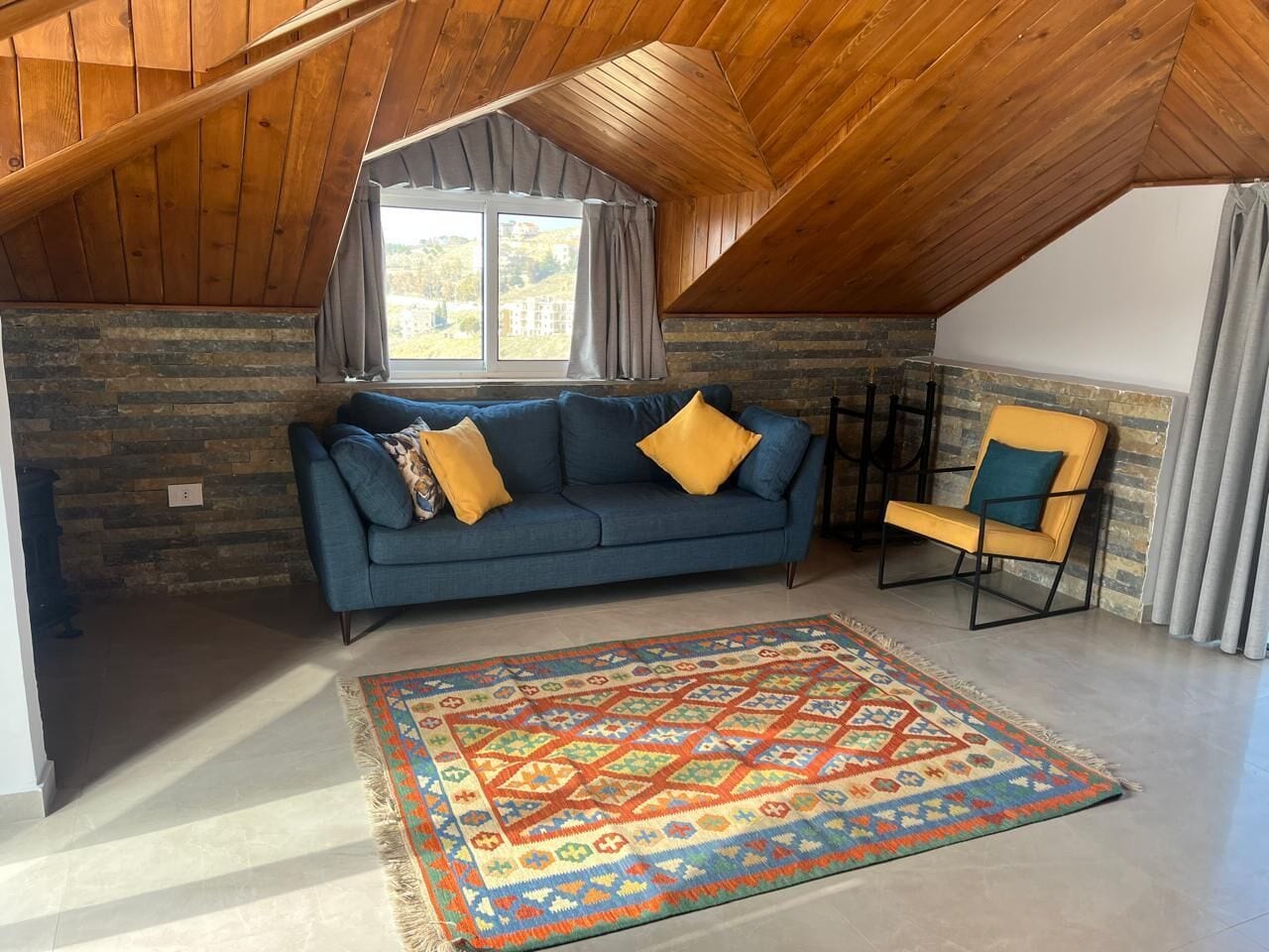 Deluxe Studio Suite, Balcony, Mountain View | Living area