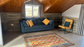 Deluxe Studio Suite, Balcony, Mountain View | Living area