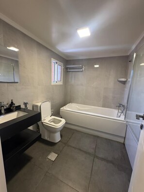 Deluxe Suite, Balcony, Mountain View | Bathroom | Towels, soap, shampoo, toilet paper - Terminal K Hotel Bhamdoun (Bhamdoun)
