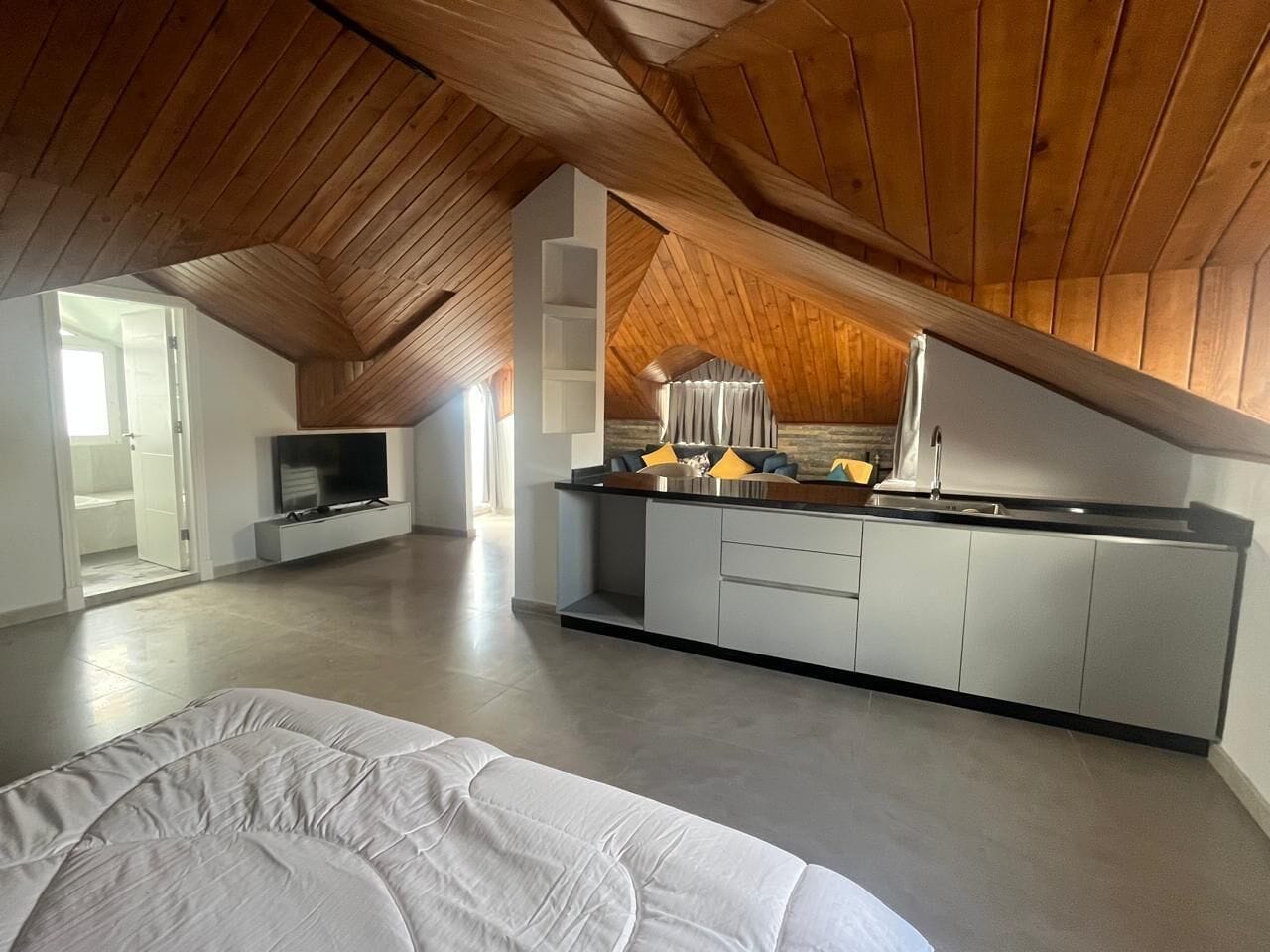 Deluxe Studio Suite, Balcony, Mountain View | Private kitchen