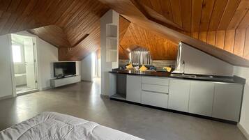 Deluxe-Studiosuite, Balkon, Bergblick | Eigene Küche