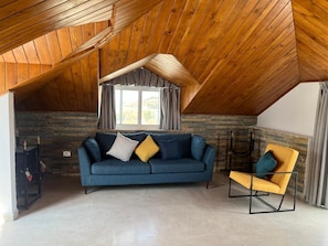 Deluxe Studio Suite, Balcony, Mountain View | Living area