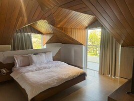 Habitación Deluxe con 1 cama doble o 2 individuales, balcón, vistas a la piscina | Caja fuerte, sistema de insonorización, wifi gratis