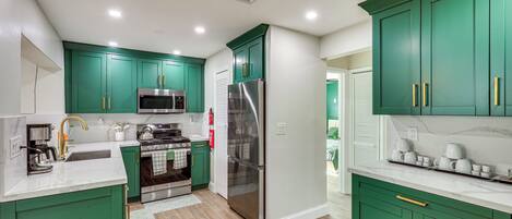 Fridge, microwave, stovetop, dishwasher
