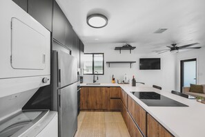 Fridge, microwave, oven, stovetop - Spacious 3-bedroom 2-bath centrally located close to Hollywood Downtown & Beach (Hollywood)