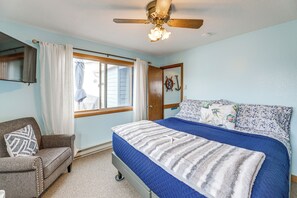 2 bedrooms, iron/ironing board, travel cot, Internet - Walk to Beach: Dog-Friendly Home in Lincoln City (Lincoln City)