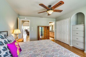 2 bedrooms, desk, iron/ironing board, Internet - Walk to Sugar Sands: Retreat in Fort Myers Beach (Fort Myers Beach)