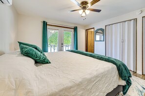 3 bedrooms, desk, iron/ironing board, Internet - Cozy Apt w/ Private Deck, 2 Mi to Toyota Center! (Kennewick)