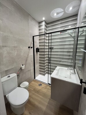 Een douche, een haardroger, handdoeken, zeep