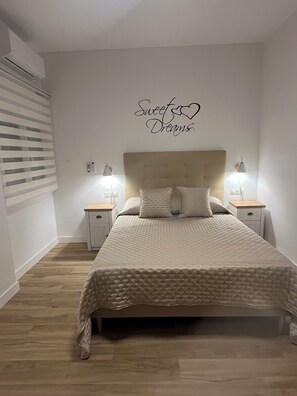 2 dormitorios, tabla de planchar con plancha, ropa de cama