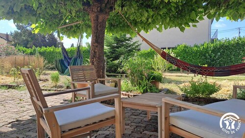 L'Escapade, a spacious holiday cottage with a garden near Albi