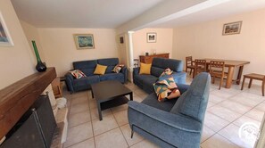 Smart TV, fireplace, DVD player, books