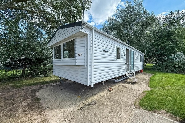 Looking for last minute holidays? Book a cosy 2-bedroom, 6-berth caravan at Broadlands Sands Holiday Park and experience the best of Great Yarmouth, Norfolk.