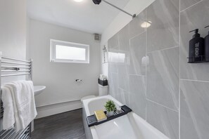 Sèche-cheveux, serviettes fournies, savon, papier toilette