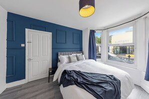 2 chambres, fer et planche à repasser, Wi-Fi, draps fournis