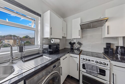 Cosy 2-Bed Home in the heart of Medway l Sleeps 5