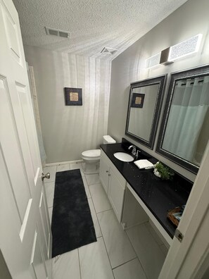 Douche, baignoire à jets, sèche-cheveux, serviettes fournies