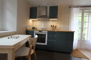 Fridge, microwave, oven, coffee/tea maker