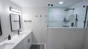 Dusche, Haartrockner, Handtücher, Seife