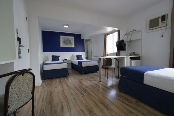 Chambre triple Deluxe, 3 lits jumeaux, vue sur la ville | Vue de la chambre