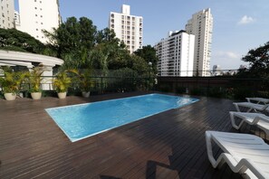 Una piscina al aire libre