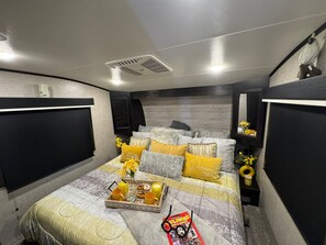 2 bedrooms, iron/ironing board, WiFi, bed sheets - Cozy 2 Beds RV Retreat in Aguanga Peaceful Mountain Haven with Full Resort (Aguanga)