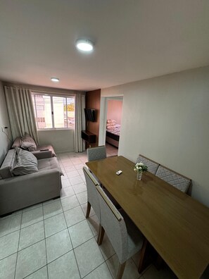 2 slaapkamers, een strijkplank/strijkijzer, internet, beddengoed