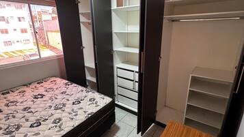 2 habitaciones, tabla de planchar con plancha, internet y ropa de cama