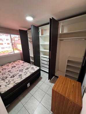 Iron/ironing board, Internet, bed sheets