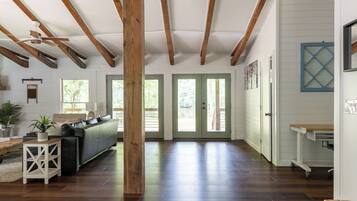 TV connectée, lecteur de DVD, livres