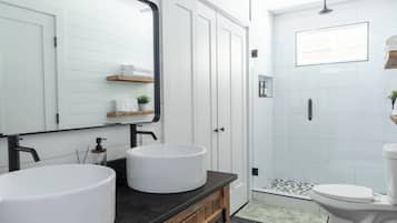 Douche, séchoir à cheveux, serviettes fournies, savon