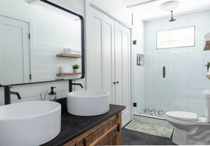 Douche, séchoir à cheveux, serviettes fournies, savon