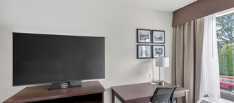 Cobblestone Hotel & Suites - Waukesha/West Milwaukee