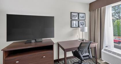 Cobblestone Hotel & Suites - Waukesha/West Milwaukee