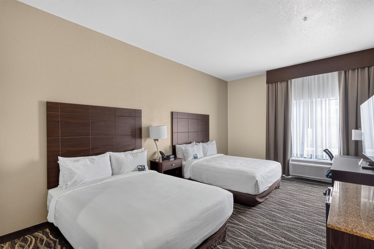 Habitación, 2 camas de matrimonio, accesible en silla de ruedas, no fumadores (Guestroom) | Escritorio, espacio para trabajar con un portátil, cortinas opacas