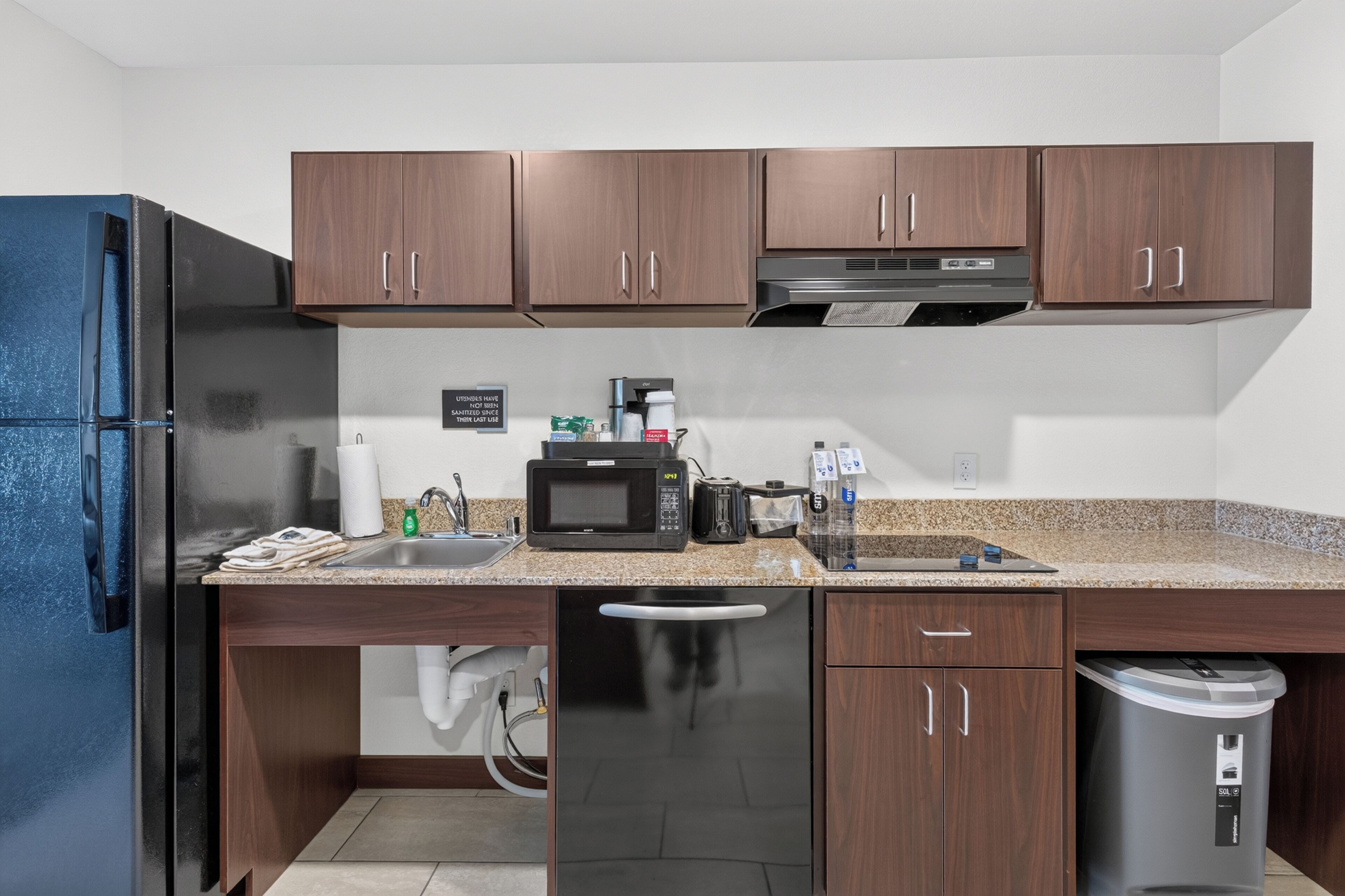 Suite, accesible en silla de ruedas, no fumadores (Singe King, Extended Stay) | Escritorio, espacio para trabajar con un portátil, cortinas opacas