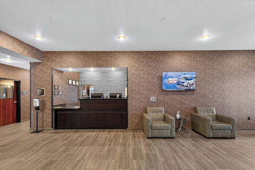 Cobblestone Hotel & Suites - Waukesha/West Milwaukee